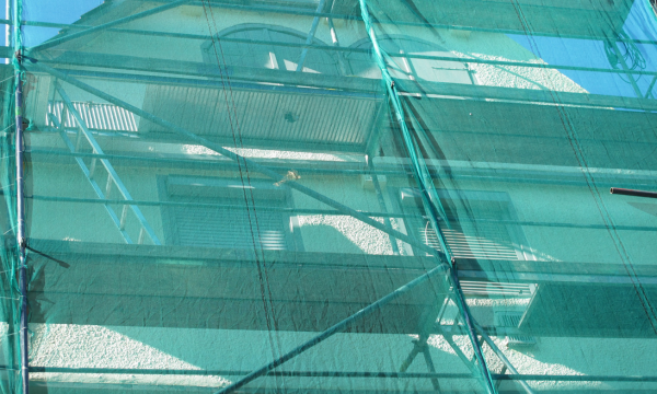 Vakolás ősszel - állványháló fólia