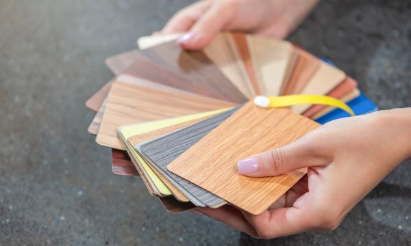 A ceglédi tüzép anyagmintákat a vásárlói rendelkezésére bocsát