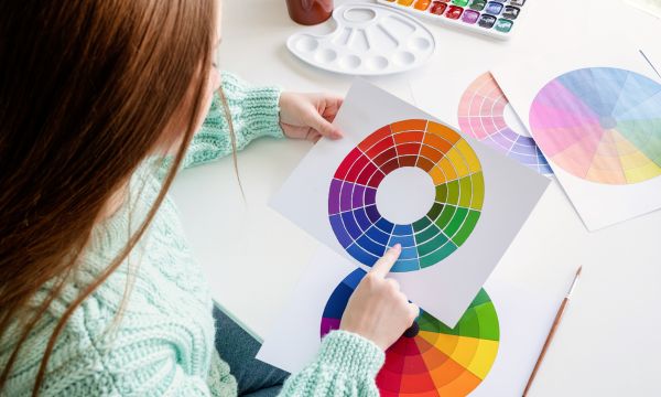 A színkör segítség lehet az egymással harmonizáló színek megtalálásában